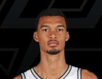 Wemby tips his own miss up and in